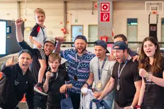 Tischfußball: Gruppenbild von Teilnehmenden beim Turnier Tischfußball: Gruppenbild von Teilnehmenden beim Turnier