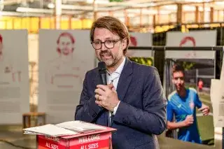 Vielfalt: Sportreferent Kraus bei der Ausstellungs-Eröffnung von München kickt bunt Vielfalt: Sportreferent Kraus bei der Ausstellungs-Eröffnung von München kickt bunt