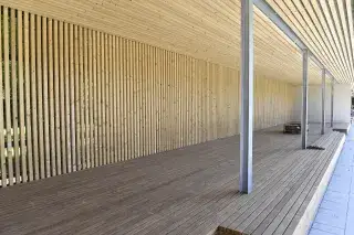 Liegedeck aus Holz im Bad Georgenschwaige Liegedeck aus Holz im Bad Georgenschwaige