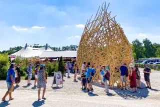 Tollwood 2025 - Eingangskunstwerk Tollwood 2025 - Eingangskunstwerk
