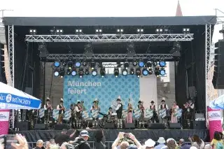 Blasmusik auf der Bühne am Marienplatz zum Stadtgeburtstag 2025