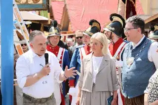 Wirtschaftsreferent Dr. Christian Scharpf, Staatsministerin Ulrike Scharf und Claudius Wolfrum Wirtschaftsreferent Dr. Christian Scharpf, Staatsministerin Ulrike Scharf und Claudius Wolfrum