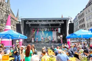 Bühne und Biergarten am Marienplatz beim Stadtgeburtstag