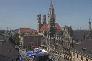 Panorama über den Marienplatz beim Stadtgeburtstag 2025