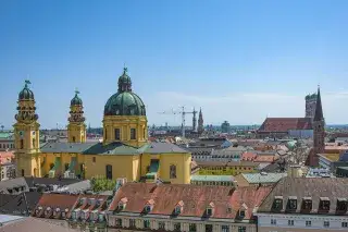 Theatinerkirche im Sommer