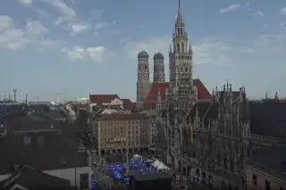 Marienplatz und das Neue Rathaus in Müncheh biei Sommerwetter
