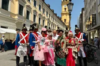 Wirtschaftsreferent Dr. Christian Scharpf mit der Stadtwache und den Marktweibern auf dem Weg zum Handwerkerdorf