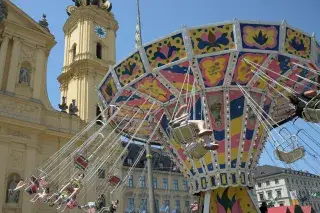 Kettenkarussell auf dem Odeonsplatz beim Stadtgeburtstag 2025