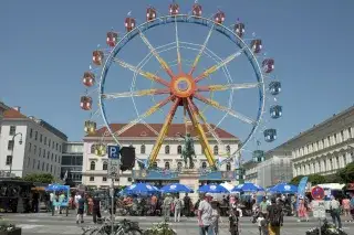 Das Riesenrad auf dem Wittelsbacherplatz Das Riesenrad auf dem Wittelsbacherplatz