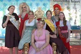 Produktköniginnen aus den bayerischen Regionen und Drag Queens beim Stadtgeburtstag Produktköniginnen aus den bayerischen Regionen und Drag Queens beim Stadtgeburtstag