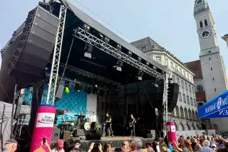 Die Cagey Strings auf der Bühne am Marienplatz beim Stadtgeburtstag