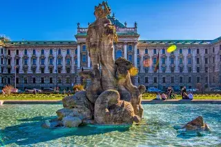 Neptunbrunnen im Alten Botanischen Garten mit Justizpalast Neptunbrunnen im Alten Botanischen Garten mit Justizpalast