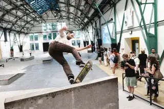 Skater zeigt einen Trick in der Actionsporthalle Casa