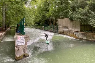 Surfer auf der Dianabadschwelle in München Surfer auf der Dianabadschwelle in München