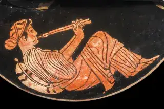 Eine Hetäre spielt eine Doppelflöte (Aulos), Schulterbild eines attisch- rotfigurigen Askos (schlauchförmiges Kännchen), ca. 460 v. Chr Vasenausschnitt: Eine Hetäre spielt eine Doppelflöte (Aulos)