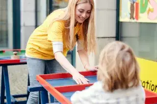 Frau und Kind spielen