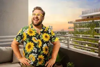 KI-generiertes Bild von Mann mit guter Laune auf Balkon