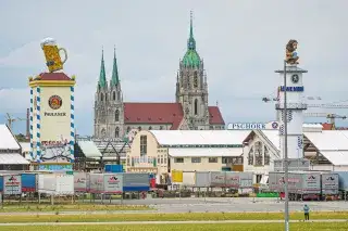 Wiesn-Aufbau 15. Juli 2025 Wiesn-Aufbau 15. Juli 2025