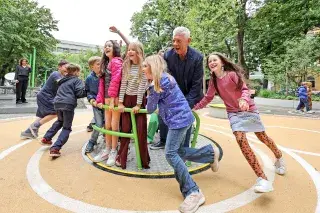 Dieter Reiter am Gollierplatz mit Kindern auf Karussell
