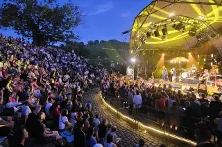 Theatron Keyvisual 2025: Bühne am Abend mit Publikum 