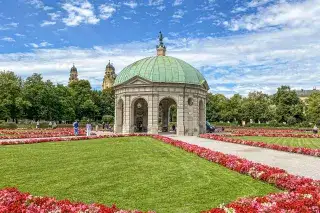 Hofgarten im Sommer mit Dianatempel
