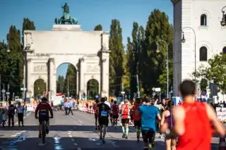 Marathon München mit Läufern am Siegestor