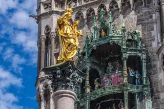 Marienplatz mit Mariensäule und Glockenspiel