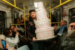 Montez mit Torte in U-Bahn