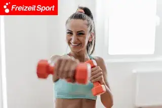 Frau beim Circuit Training mit Kurzhantel