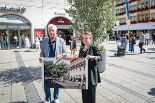 Obrbürgermeister Dieter Reiter und Baureferentin Dr.-Ing. Jeanne-Marie Ehbauer werben für die Spendenkampagne „Schatten spenden“