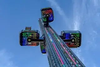 Skylift im Olympiapark von unten