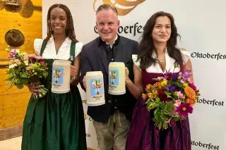 Wiesn-Chef Dr. Christian Scharpf und die Designerinnen des Oktoberfest-Motivs 2025 bei der Vorstellung des Festkrugs 2025 Wiesn-Chef Dr. Christian Scharpf und die Designerinnen des Oktoberfest-Motivs 2025 bei der Vorstellung des Festkrugs 2025