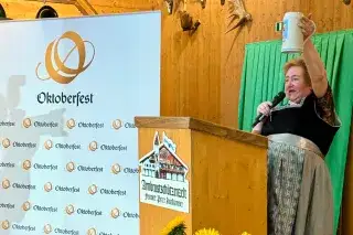Renate Maier präsentiert den Festkrug 2025 Renate Maier präsentiert den Festkrug 2025