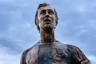 Franz-Beckenbauer-Denkmal vor der Allianz Arena