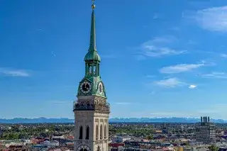 Alter Peter vom Rathausturm mit Alpensicht