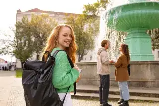 SSKM - Studentin vor der LMU