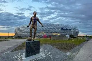 Franz-Beckenbauer-Denkmal vor der Allianz Arena
