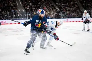 Eishockey-Spieler des EHC Red Bull München im Zweikampf mit einem Gegenspieler