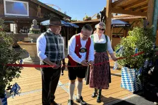 Wiesnchef Dr. Scharpf eröffnet die Isarschänke