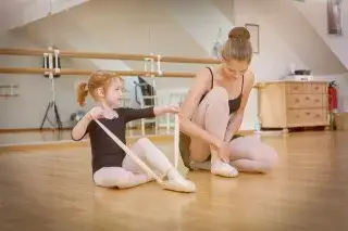 Kind und junge Frau in einer Tanzschule