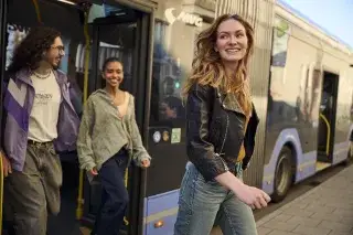 MVG - Personen steigen aus dem Bus