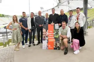 OlympiaJA Kampagne mit OB Reiter und MP Söder: Gruppenbild im Olympiastadion