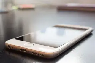 Smartphone auf Tisch