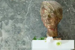 Büste von Sophie Scholl mit einer weißen Rose