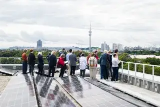Die Photovoltaik-Anlage auf den Dächern des Neubaus wird einen Großteil des erwarteten Energiebedarfs der Schulen decken.