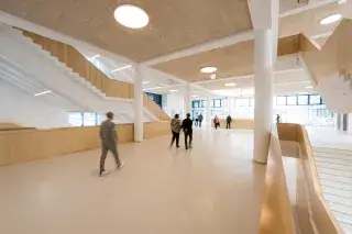 Beide Schulen teilen sich einen gemeinsamen Erschließungsbau mit großzügigen Freitreppen und Aufenthaltsflächen.