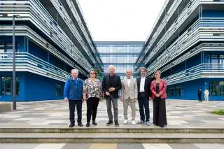 :  (v.l.n.r.:) Rainer Großmann (Vorsitzender des Bezirksausschusses Bezirk 24 Feldmoching-Hasenbergl), Annette Antesberger (Schulleitung Städt. Willy-Brandt-Gesamtschule), Dieter Reiter (OB der LHM), Daniel Deiser (Schulleiter der Städt. Fachoberschule für Sozialwesen und Gesundheit), Florian Kraus (Stadtschulrat der LHM), Iris Lemke (Ltd. Baudirektorin der LHM)