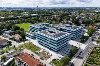 Der Schulneubau von Hascher Jehle Architektur aus der Luft.