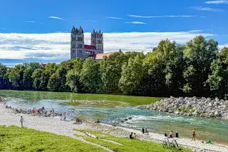 Isar bei der Reichenbachbrücke mit St. Maximilian an sonnigem September-Nachmittag