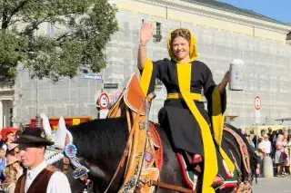 Das Münchner Kindl beim Trachten- und Schützenzug 2025